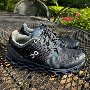 On running. Cloudstratus. Womens size 7. Navy